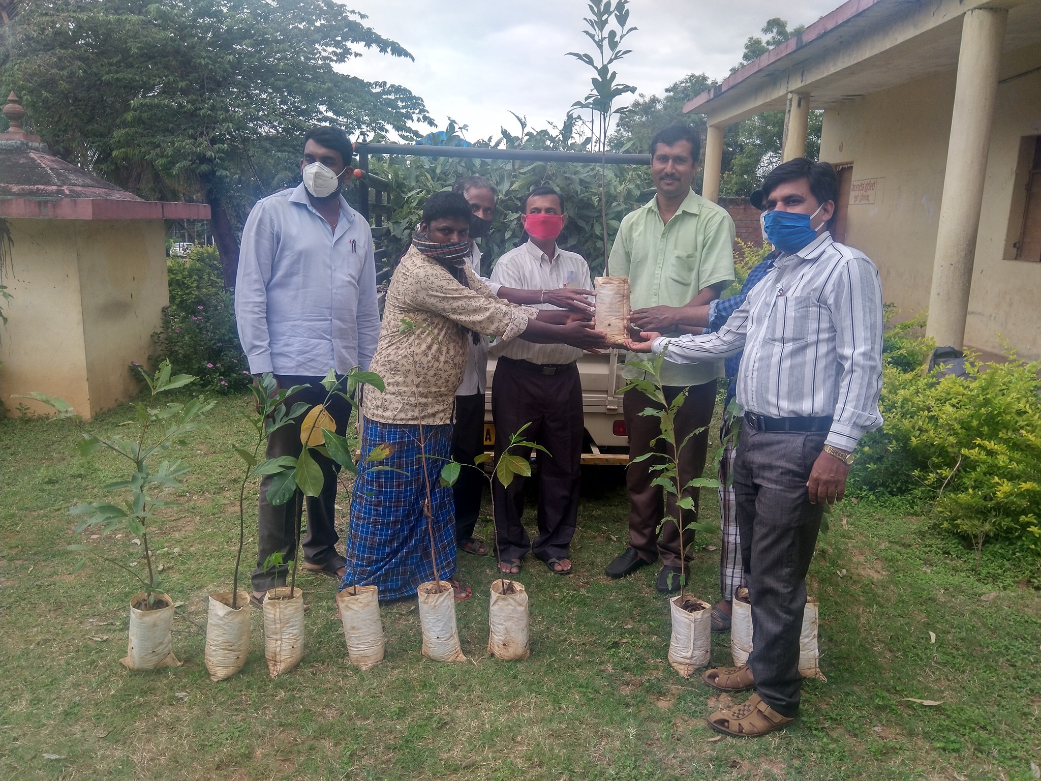 https://1ngo.sgp1.digitaloceanspaces.com/media/anulakshmi/1NGO-00749-Sri Anulaxmi Charitable Trust (R)-Activities-Tree plant donation_r8pM2uX.jpg